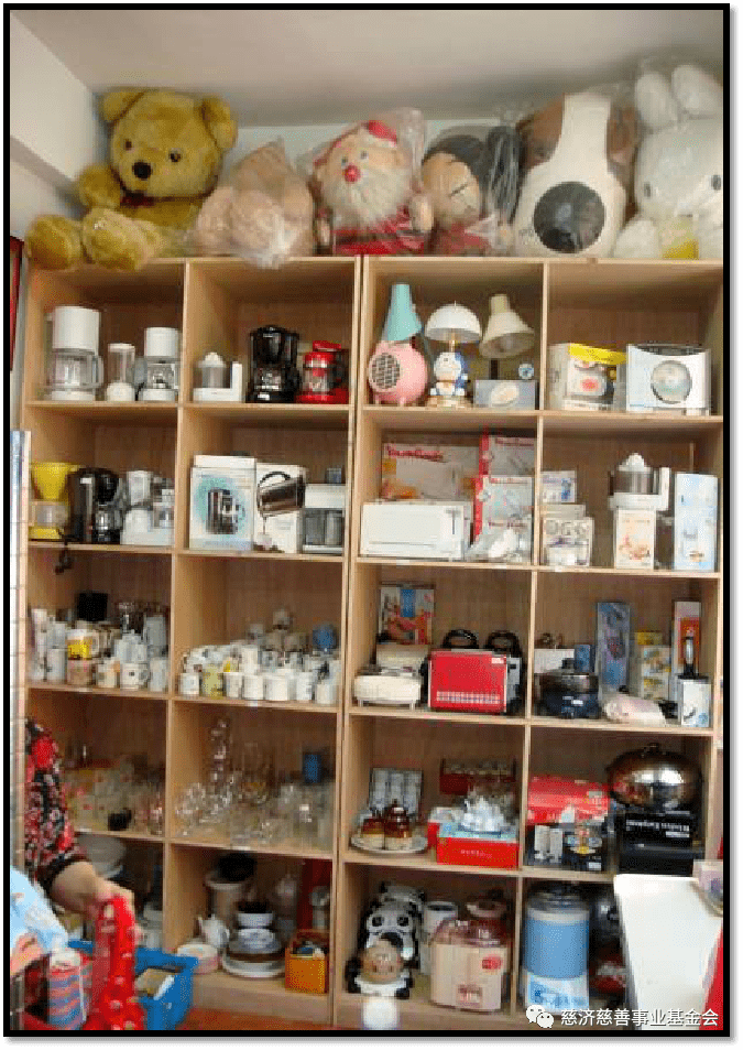 TohidQumar's tweet photo. "Sorting old items Turn clutter into clarity—one memory, one space at a time.  #DeclutterJoy" https://t.co/sJVBZlbgPw