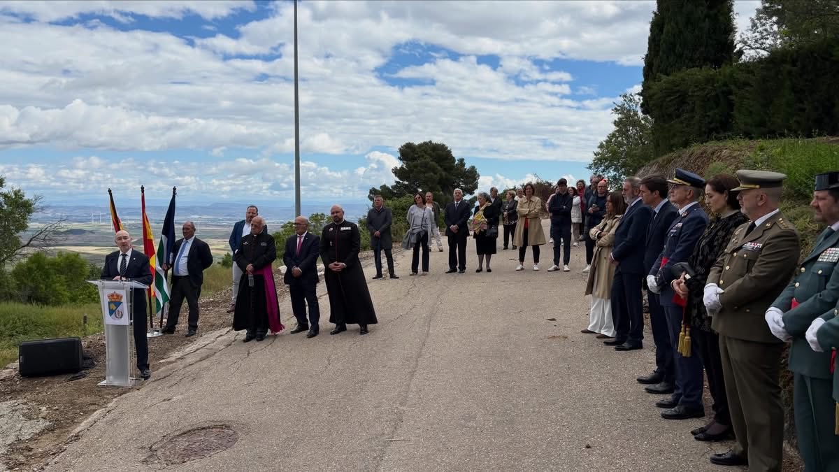 alfonso_len's tweet photo. Homenaje al Cnel Capellán Castrense Sanz Gil https://t.co/4cmdjnJkkM
