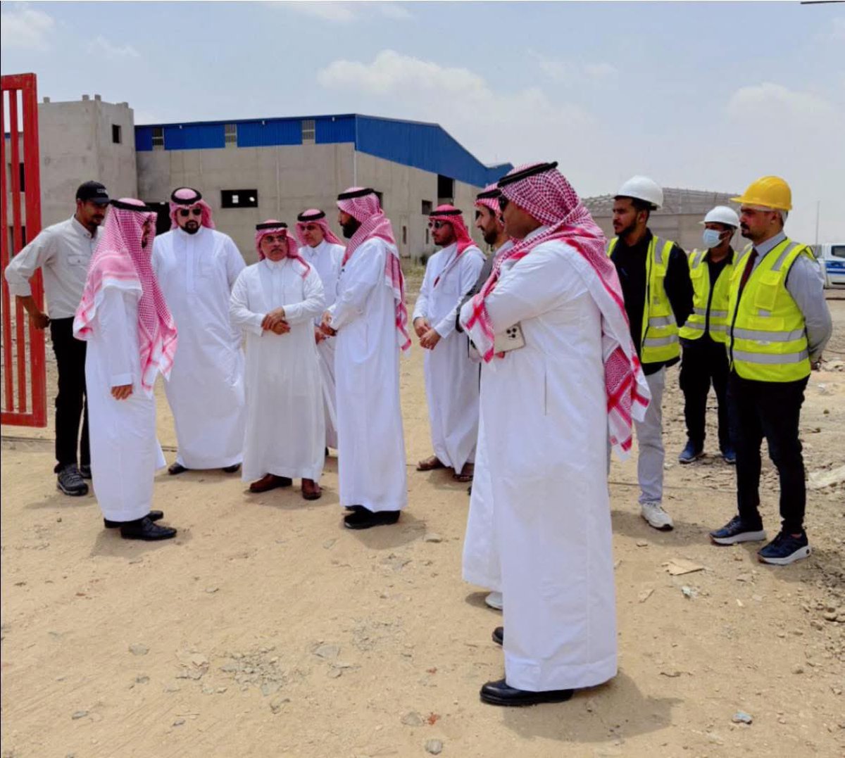 alomqigroupsa's tweet photo. تشرفنا اليوم في شركة عمق البحر العربي للصناعة بزيارة معالي نائب وزير الصناعة والثروة المعدنية م. خليل بن سلمة والوفد المرافق، شملت الزيارة مصنع الشركة، ومصنع البحر العربي للأسماك «مصنع التونة»قيد الإنشاء، ومناقشة خطط التوسع والتوطين وأبرز التحديات التشغيلية واللوجستية.
#عمق_البحر https://t.co/9MzpwC0wXe
