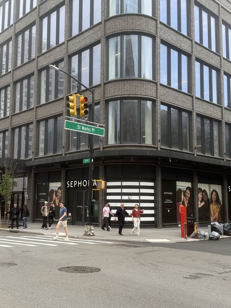 lizkimtweets's tweet photo. The corner on St. Mark’s known as the “gateway” to the E. Village will soon be home to a Sephora. In 2019, I covered the backlash to the building itself, which some said would commercialize a place known for counterculture. The most iconic part of NYC imo https://t.co/DRZfuFdS95 https://t.co/3QL3kl69t9