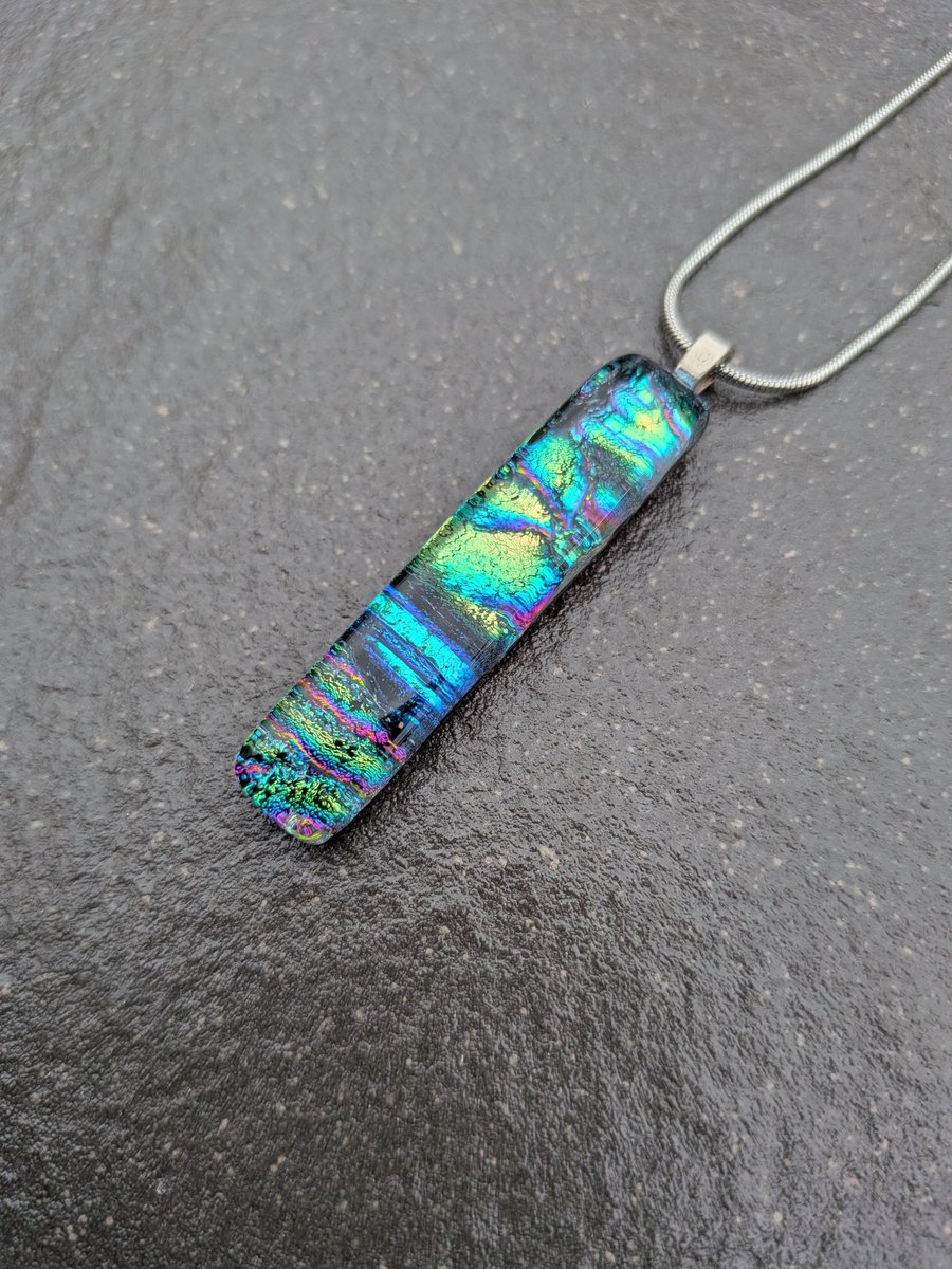 Samphireglass's tweet photo. Stunning slender sea themed dichroic glass necklace. A beautiful shimmering blue, green and purple rippled handcrafted glass pendant. 

#handmade #giftideas #shopindie

https://t.co/En0cvK4ylX https://t.co/iVfHpmlCE1