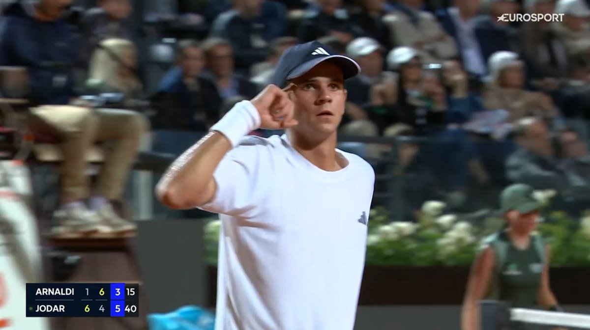 JODAR REFROIDIT ROME 🧊

Mené d’un break dans le troisième set, Rafael Jodar écarte Matteo Arnaldi (6-1, 4-6, 6-3) et signe sa 14e victoire en 16 matchs sur terre battue. 🔥🇪🇸

Duel de la nouvelle génération contre Learner Tien pour une place en quarts de finale. 💎