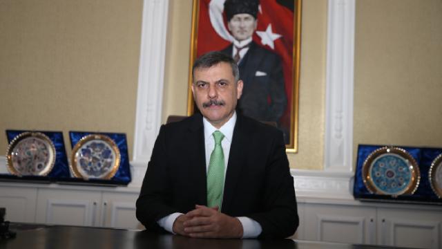bombacimlym3's tweet photo. İçişleri Bakanımız Sayın @mustafaciftcitr

Emniyet Hizmetleri Sınıfı Personeli Atama ve Yer Değiştirme Yönetmeliği’nin 34. maddesi, uygulamada polislerin anayasal haklarından olan hak arama, şikâyet ve ifade özgürlüğünü kullanması noktasında ciddi bir engel teşkil etmektedir...

Bununla birlikte söz konusu madde, genellikle amacı dışına çıkarak personeli baskı altına alma, susturma ve cezalandırma aracı olarak kullanılmaktadır...

Bu durum yalnızca personeli değil; eşlerini, çocuklarını ve aile düzenini de derinden etkilemekte, telafisi güç mağduriyetlere neden olmaktadır...

Elbette idarenin hizmet gereği atama yetkisi vardır. Ancak bu yetkinin keyfiyet algısından uzak, daha şeffaf ve personelin temel haklarını ve aile huzurunu koruyacak şekilde düzenlenmesi büyük önem taşımaktadır...

Bu nedenle sizlerden en önemli beklentimiz; ilgili 34. maddeye personelin iradesini ve aile bütünlüğünü koruyacak şekilde,

“Personelin muvafakati alınarak ataması gerçekleştirilir.”... ibaresinin eklenmesidir...

İnanıyoruz ki bu yönde yapılacak bir düzenleme, hem personelin devlete ve mensubu olduğu teşkilata olan aidiyet duygusunu güçlendirecek hem de devletin ve personelin ailesi ile birlikte uğrayacağı zararları ortadan kaldıracaktır.... KOLLUK-DER