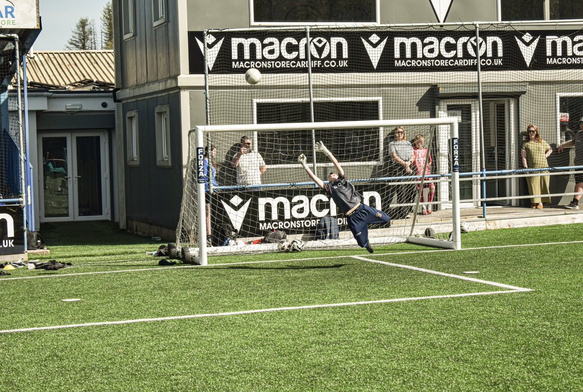 fw1_gk's tweet photo. Goalie Wars Prt III with @IntelligentGK booked, cannot wait to go over the bridge again. 🏴󠁧󠁢󠁥󠁮󠁧󠁿🏴󠁧󠁢󠁷󠁬󠁳󠁿

#GK #GkWars #Kaliaaergloves #Safehands @Kaliaaer https://t.co/2NTZmOKT3e