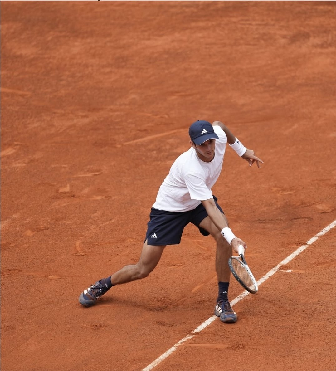 RafaJodarTenis's tweet photo. 🚀 ¡VICTORIA DE RAFA JÓDAR!

6-1 / 4-6 / 6-3 en otra batalla sacada adelante con carácter y personalidad. 🏆🎾✨

Seguimos avanzando en Roma.
Vamos, Rafa. ❤️⚡

#RafaJódar #Roma #VamosRafa https://t.co/O7RVw0OlFg