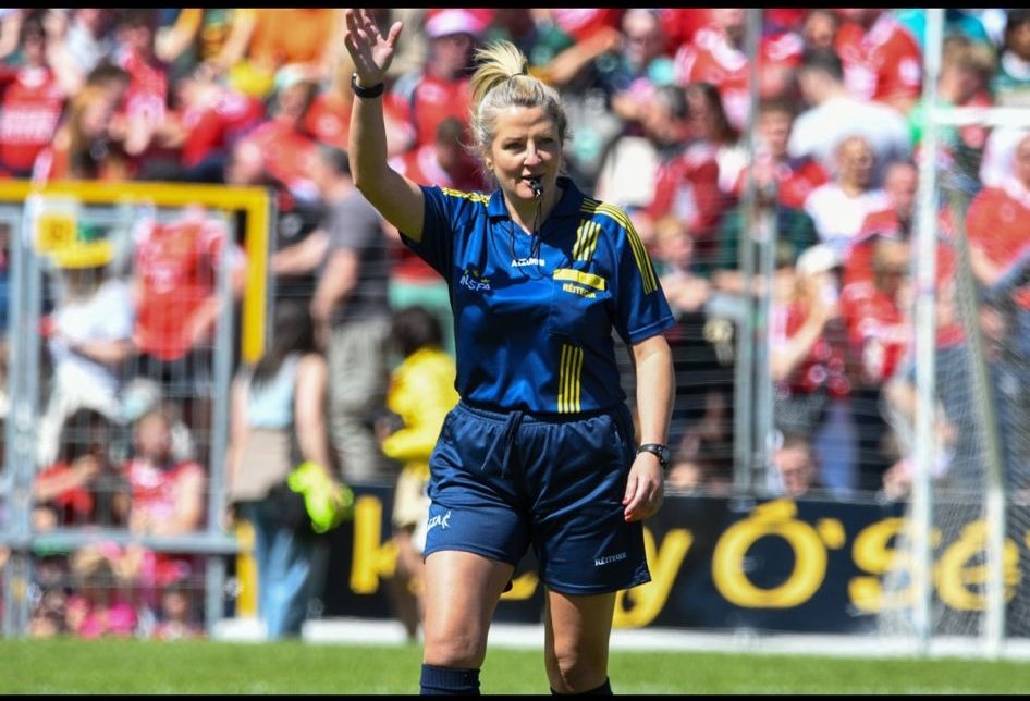 RefereeLGFA's tweet photo. Just a wee game today infront of about 35,000 people. 😀. What a privilege to have been asked! @CorkLGFA @kerrylfga Well done to the Primary Kids of the day!! @LadiesFootball @fitzgeraldstad @OfficialCorkGAA @Kerry_Official https://t.co/iyLrOuowkP