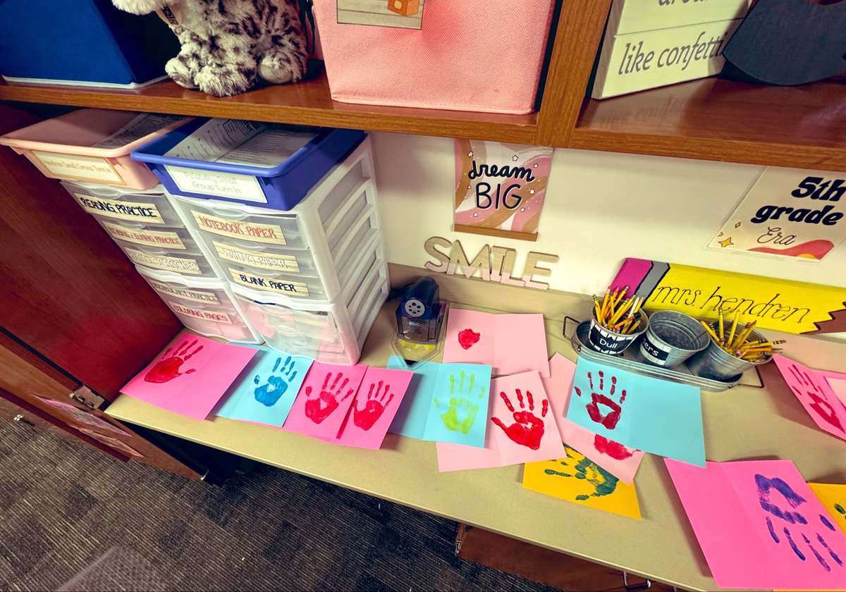 MrsHendren3rd's tweet photo. I hope all of our students’ moms are enjoying the cards they made for Mother’s Day! Handprints are always special, no matter how old! 🖐️ #mjejags @MJEFifthGrade @MJEjags https://t.co/BidEwK2DOj