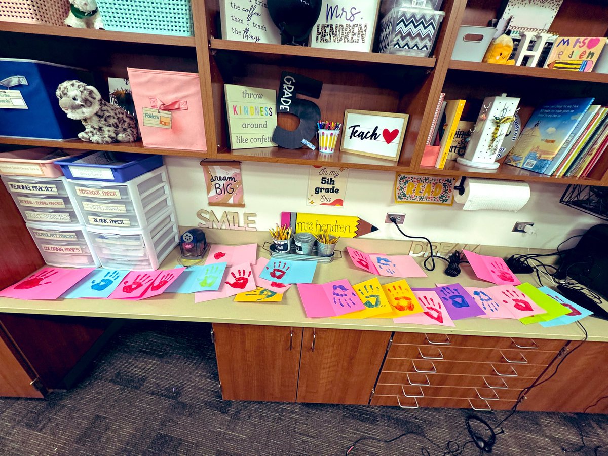 MrsHendren3rd's tweet photo. I hope all of our students’ moms are enjoying the cards they made for Mother’s Day! Handprints are always special, no matter how old! 🖐️ #mjejags @MJEFifthGrade @MJEjags https://t.co/BidEwK2DOj