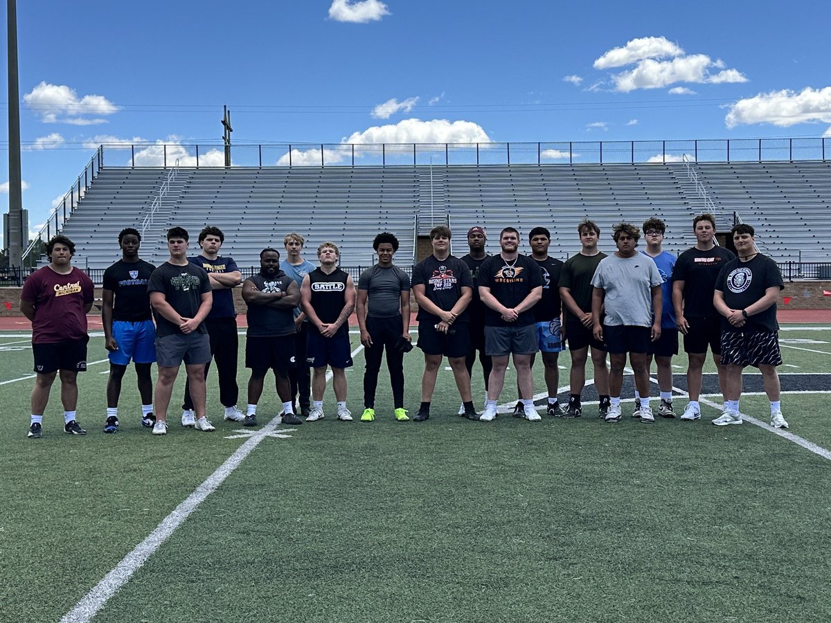 MHalstead2027's tweet photo. Had a great time training today! Got some great 1 on 1 reps in. @18bstank @BossHogAcad @PrepRedzoneMI @MichFBFrenzy @MIexposure @CoachThomasTC @TCHSATHLETICS https://t.co/CeQTJUL7E2