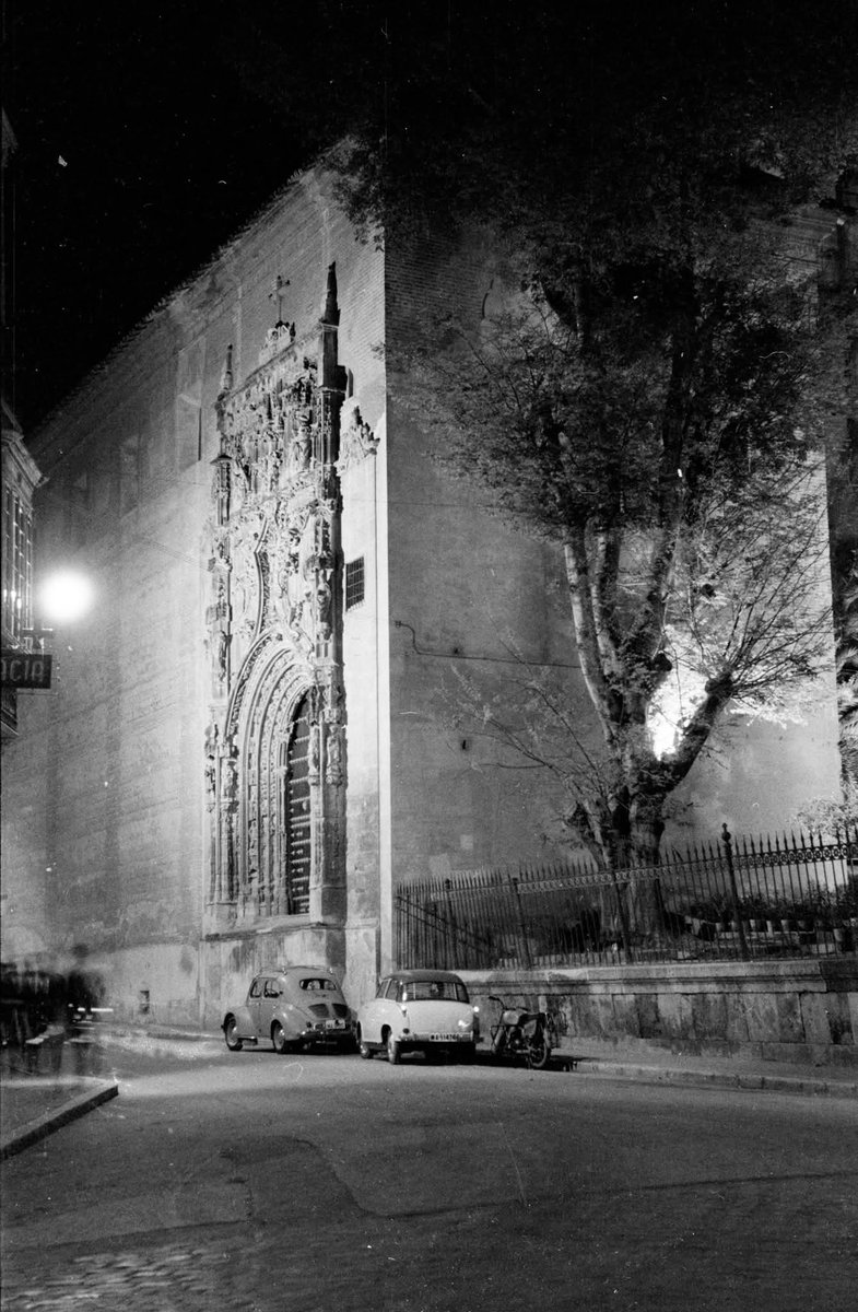 Fachada de la Iglesia del Sagrario sin escalera y vehículos aparcados.
C/ Santa María
La escalera se eliminó en 1862 para el paso de la reina Isabel II.
Quedó sin escalera durante casi 100 años la portada quedaba "colgada" sobre la calle.
Marzo 1959 (UMA)