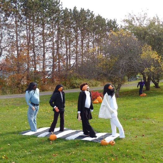 In the next town to mine, they have a pumpkin festival, every fall, at Hallowe'en, with "pumpkin people" and a different theme.. This year was musicians. Here we have " Abbey Road ".  💓