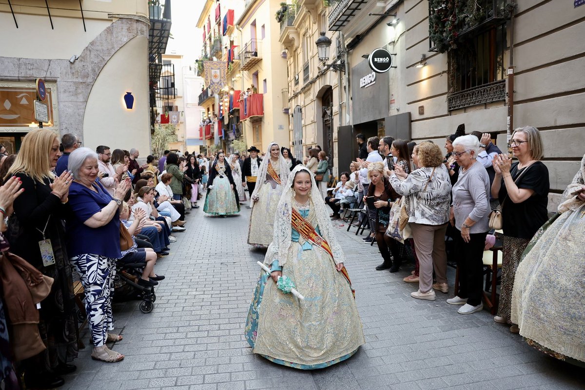JCF_Valencia's tweet photo. ✨ La solemne processó de la Mare de Déu ha recorregut hui els carrers del centre històric amb motiu de la festivitat de la nostra Patrona.

♥️ La imatge de la Mareta ha eixit de la Catedral a muscles dels membres de la Germandat de Seguidors de la Mare de Déu, així com d'alguns portadors arribats de diferents municipis valencians.

👑 Les nostres màximes representants han participat en este acte tan emotiu i significant per a la ciutat, com ho han fet altres entitats i institucions del Cap i Casal.

💫 Un moment de màxima emoció per a totes elles que guardaran, per sempre, en els seus cors.

📸 @Fotofilmax