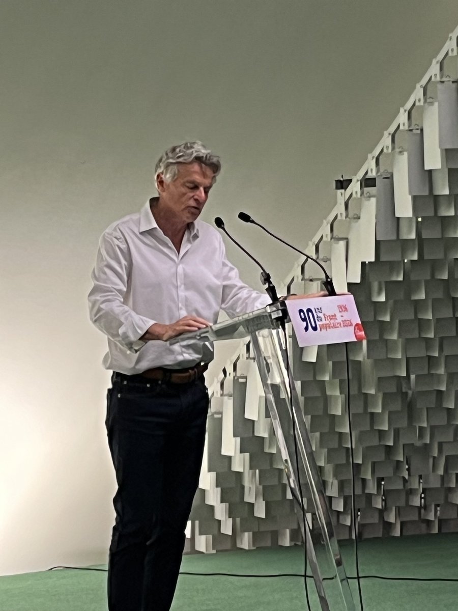 PierreLacaze31's tweet photo. Le PCF à l'offensive, Fabien Roussel disponible.

Une superbe soirée Front populaire et un Conseil national du PCF autour de deux enjeux majeurs : l’appel à candidature pour l’élection présidentielle et une résolution forte pour faire payer le capital contre les licenciements et la hausse de l’énergie. Un appel à l'action dans le soutien aux luttes et aux syndicats dont la grève des cheminots le 10 juin.  

Congrès et Présidentielle. Fabien Roussel disponible : « Je suis disponible comme secrétaire national et possible candidat à l’élection présidentielle. Pas de retour en arrière : il faut poursuivre et respecter le vote des adhérents des 38e et 39e congrès. »

De nombreux secrétaires départementaux et dirigeants nationaux ont exprimé leur soutien à la base commune nationale « Un communisme de conquête ». 

Pour Amar Bellal, sans Fabien Roussel il n'y aurait pas eu le plan climat et tout le travail thématique du PCF. 

Je partage et souhaite que la base commune rassemble pour maintenir l'unité du parti et poursuivre les choix des congrès de 2018 et 2023. Menons le débat dans le respect, sans caricatures ni faux fuyants, pas de divisions assumons nos orientations différentes entre la base commune nationale et les textes alternatifs. Les communistes vont débattre et décider. Et pour ma
part, je suis convaincu qu'à l'issue du débat nous saurons nous rassembler largement autour de la base commune portée par la direction  nationale issue des 38e et 39e congrès.

Une belle soirée festive, enfin, avec près de 1000 participants, pour rappeler l’essentiel : la priorité reste l’action au service du monde du travail, du mondre ouvrier, du mondre salarié, pour construire des luttes victorieuses et des conquêtes nouvelles.

Avec nos deux jambes, la
la lutte sociale et l’apport des propositions communistes aux choix de société.