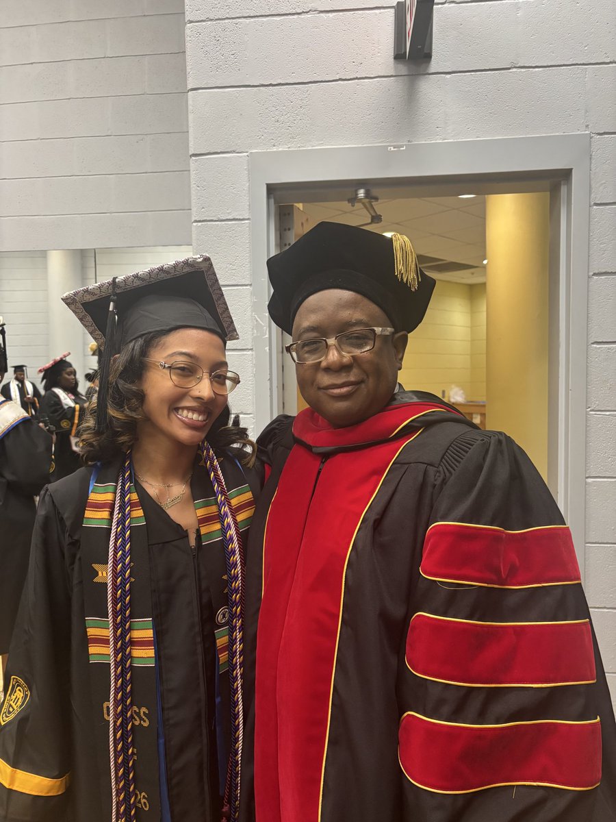 PL4YB0YMANI's tweet photo. soooo I got my bachelors in veterinary technology yesterday :p https://t.co/paDfQKP9DC