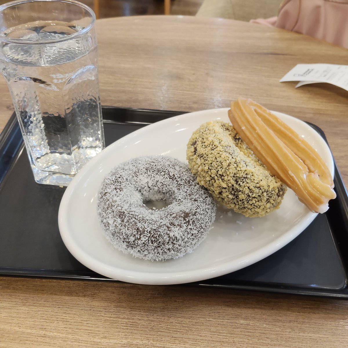 mike0519's tweet photo. 5/24（日）の本番の合わせのために、曳舟まで行ってきました。
ヨーカドーの中にミスドがあるので、お昼ご飯がわりにドーナツを。
調子に乗って3つ頼んでしまったけど、2つで良かったなぁ。 https://t.co/8aQwJ4OUrY