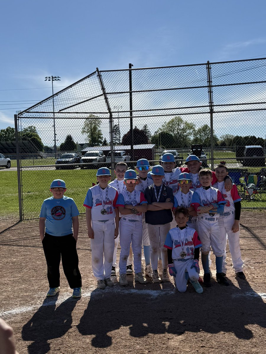 SLShowBaseball's tweet photo. We would like to give a shoutout to our 11U squad who played awesome this weekend at the Mother’s Day Madness Tournament. 

The group was the runner-up in the tournament. 

And - of course - we had to get a picture with the moms on Mother’s Day 🩷🩵🩷🩵

Great job boys 👏 https://t.co/edaknRLDRV
