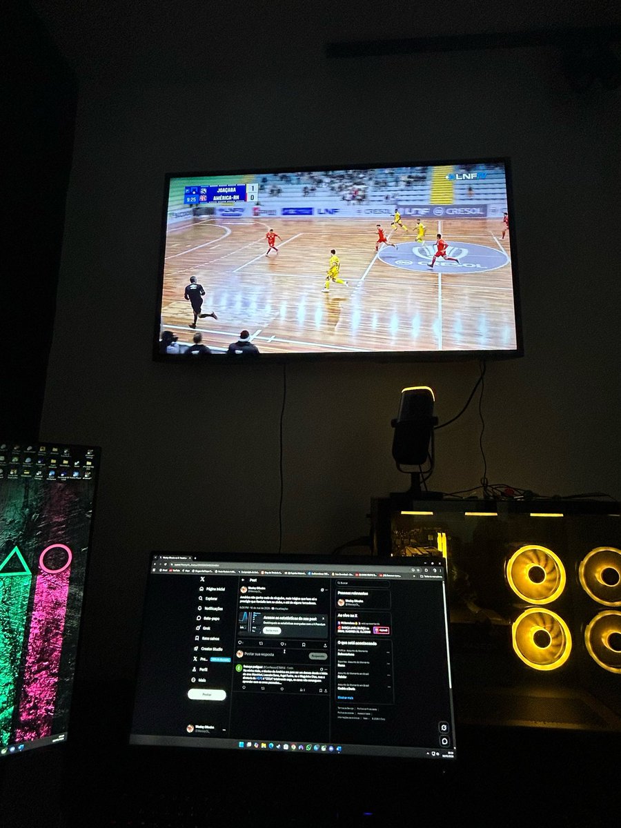 WesleyOL_'s tweet photo. O cara não satisfeito com a merda que tá o futebol de campo, vai assistir o futsal… Preciso repensar o que eu tô fazendo com a minha vida, só estresse. https://t.co/e5ZF4rP4MM