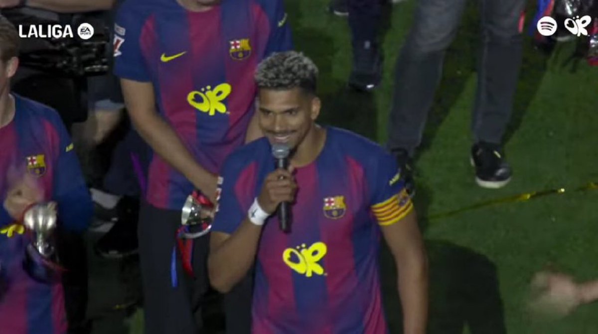 Somhiseremfcb's tweet photo. 🗣️Araujo: “Fue un año muy especial, somos campeones de la liga. La verdad es que estamos muy felices y orgullosos.

Ha sido un año lleno de trabajo y grandes esfuerzos, en el que hemos pasado por momentos buenos y otros malos también.

Pero este equipo, con su carácter y valentía, siempre se ha levantado y ha superado todas las dificultades.”