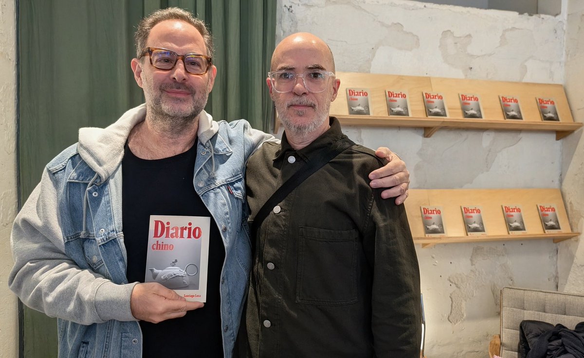 varsoviafilms's tweet photo. En la presentación de Diario Chino libro hermano de la película Los días chinos  @lozasant 🤍
#bosqueenergetico 🍀
@museomalba ⚡ https://t.co/CHqVwhCcn6