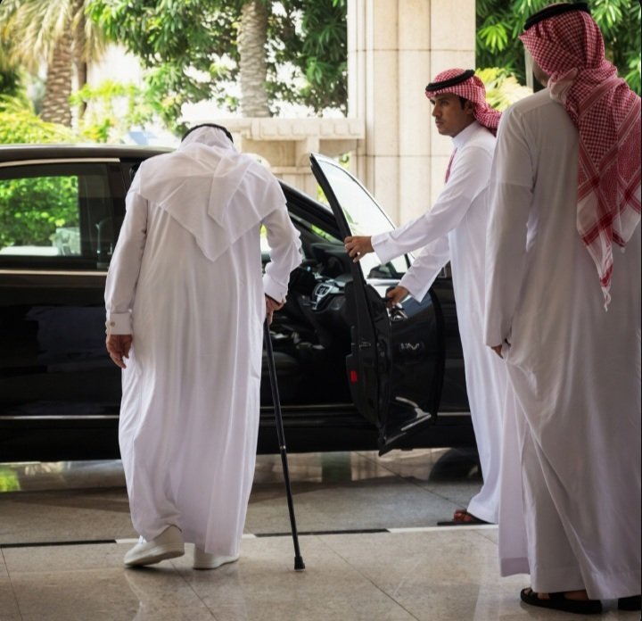 الصورة الأكثر إنتشارآ للملك عبدالله بعد وفاته رحمه الله بعنوان 
"وين رايح إلتفت سلم علينا"
 
قام بإلتقاط الصورة إبنته الأميرة سحاب.