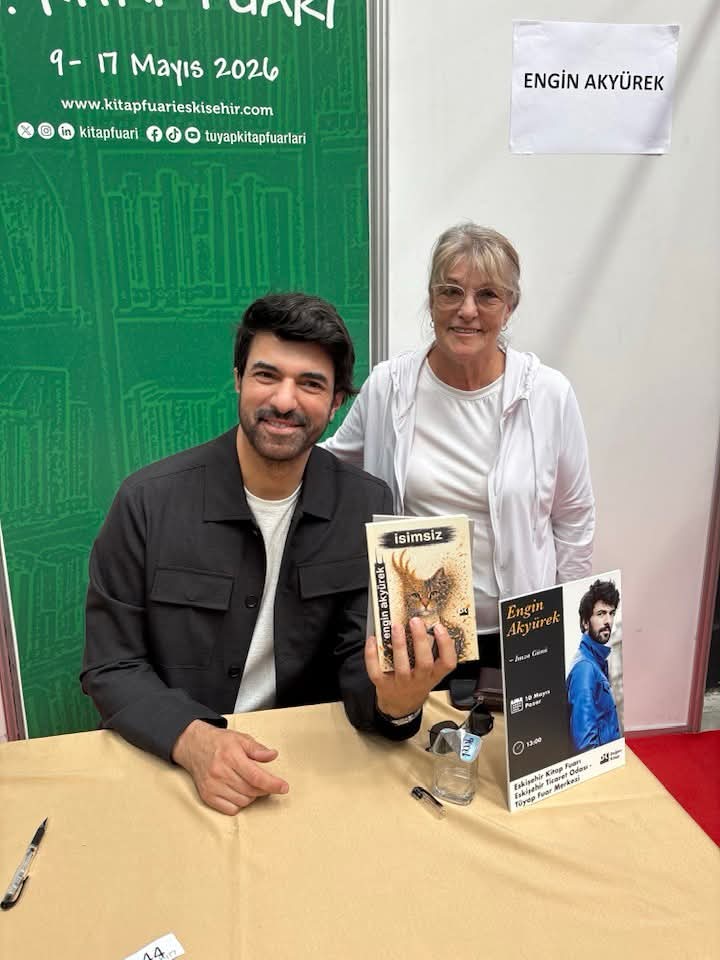 Engin_France's tweet photo. Une très belle rencontre… et enfin un rêve qui devient réalité. ✨ Merci pour ce partage avec notre groupe. 
#EnginAkyürek #Dedicace 
#Isimsiz 
@dogan_kitap 
@eskisehirnet https://t.co/gL9JaRHtDr