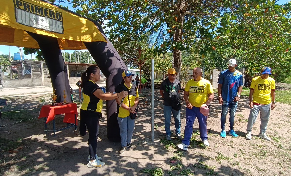 MPJPaez's tweet photo. El equipo de @Pr1merojusticia #Paez organizo un Cuadrangular en el Sect. Valle de la Cruz, Pquia Tacarigua de la Laguna, en apoyo a los deportistas, compartiendo con la  comunidad y los equipos de softball que le dieron UN JONRÓN POR LA DEMOCRACIA⚾ 
#PJEnLaCalle 
#PJContigo https://t.co/5ZUhTDjzRU