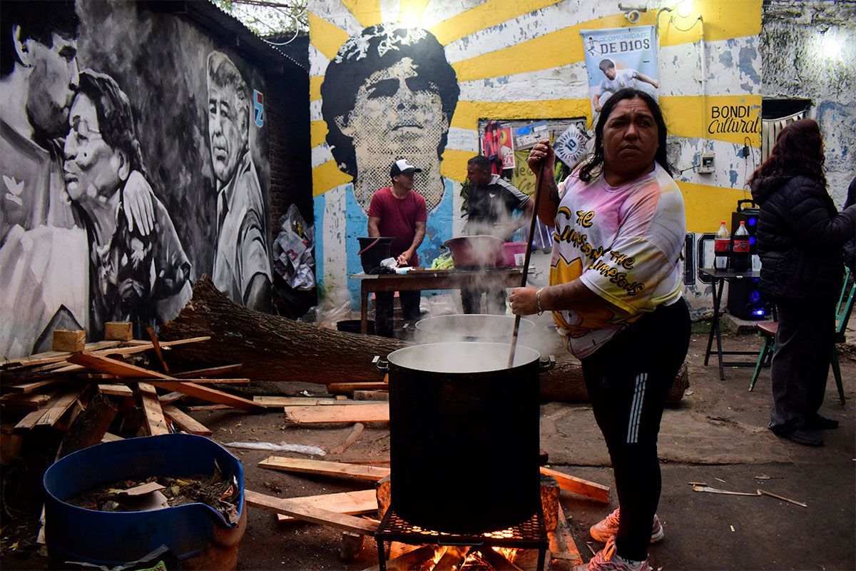 ⚽ Olla popular en la casa de Diego: “Milei es hambre”.

✍ <a href="/Soyelpapadeleon/">Gastón Rodríguez</a> | buff.ly/gDFEqMn