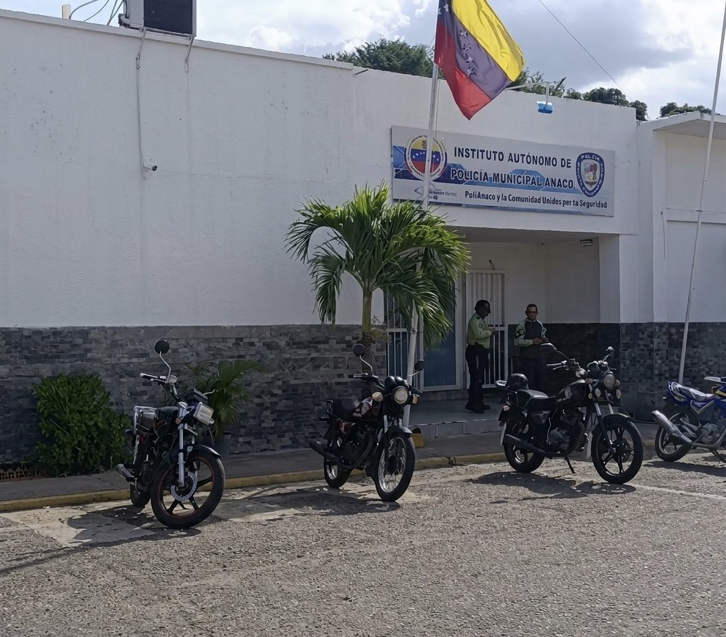 Otro venezolano muerto bajo custodia del Estado. Y como siempre: silencio, versiones dudosas y una “investigación” que probablemente terminará en la nada.

José García, exconcejal de Anaco, apareció muerto dentro de un centro de reclusión. Lo encontraron colgado y ya comenzaron a