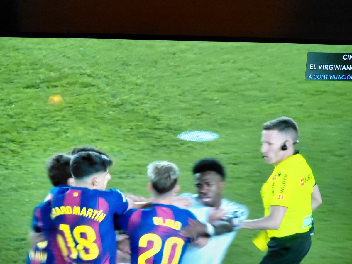 Esto ha sucedido en la cara del colegiado Hernández Hernández, 4 jugadores del Barça agarrando y empujando a <a href="/vinijr/">Vini Jr.</a> 🤨