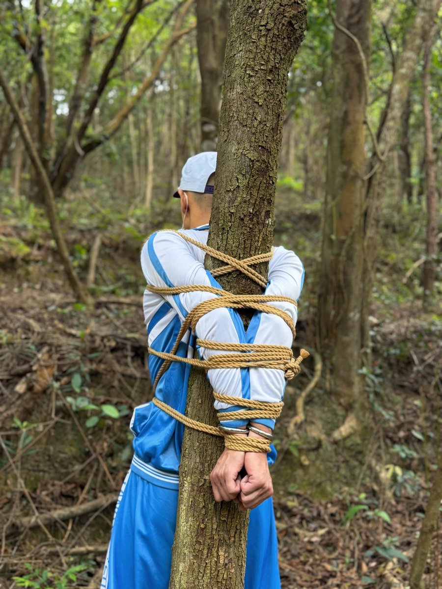 Pupfengdi's tweet photo. 关于跟哥哥@10011sms 去野外，被绑在树上然后被蚊子咬了几十个包包崩溃到哭的那些事：我书包里会一直放一瓶驱蚊水（日常在东南亚），但是新加坡没有蚊子🦟，所以这个驱蚊水可能过期了。但我信誓旦旦的在出门前跟哥哥说我有驱��水😨😂 不幸的是那天蚊子格外多，哥哥穿了个短裤就带我冲山里去了，然后一路骂骂咧咧被蚊子咬的全身包，我一直憋笑中🤣毕竟穿了长袖校服出门，但是没想到哥哥把我绑的这个树周围蚊子超级多，一会儿我就被咬的痒死了，而且又动不了😞锥锥被蚊子咬的都硬不起来了🤣这种惩罚太可怕了（狗生被咬的最惨的一次🫠🫠