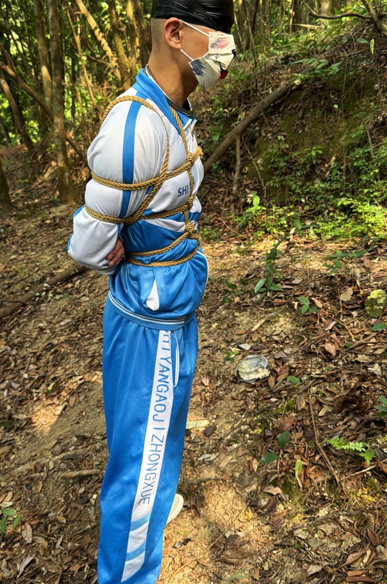 Pupfengdi's tweet photo. 关于跟哥哥@10011sms 去野外，被绑在树上然后被蚊子咬了几十个包包崩溃到哭的那些事：我书包里会一直放一瓶驱蚊水（日常在东南亚），但是新加坡没有蚊子🦟，所以这个驱蚊水可能过期了。但我信誓旦旦的在出门前跟哥哥说我有驱��水😨😂 不幸的是那天蚊子格外多，哥哥穿了个短裤就带我冲山里去了，然后一路骂骂咧咧被蚊子咬的全身包，我一直憋笑中🤣毕竟穿了长袖校服出门，但是没想到哥哥把我绑的这个树周围蚊子超级多，一会儿我就被咬的痒死了，而且又动不了😞锥锥被蚊子咬的都硬不起来了🤣这种惩罚太可怕了（狗生被咬的最惨的一次🫠🫠
