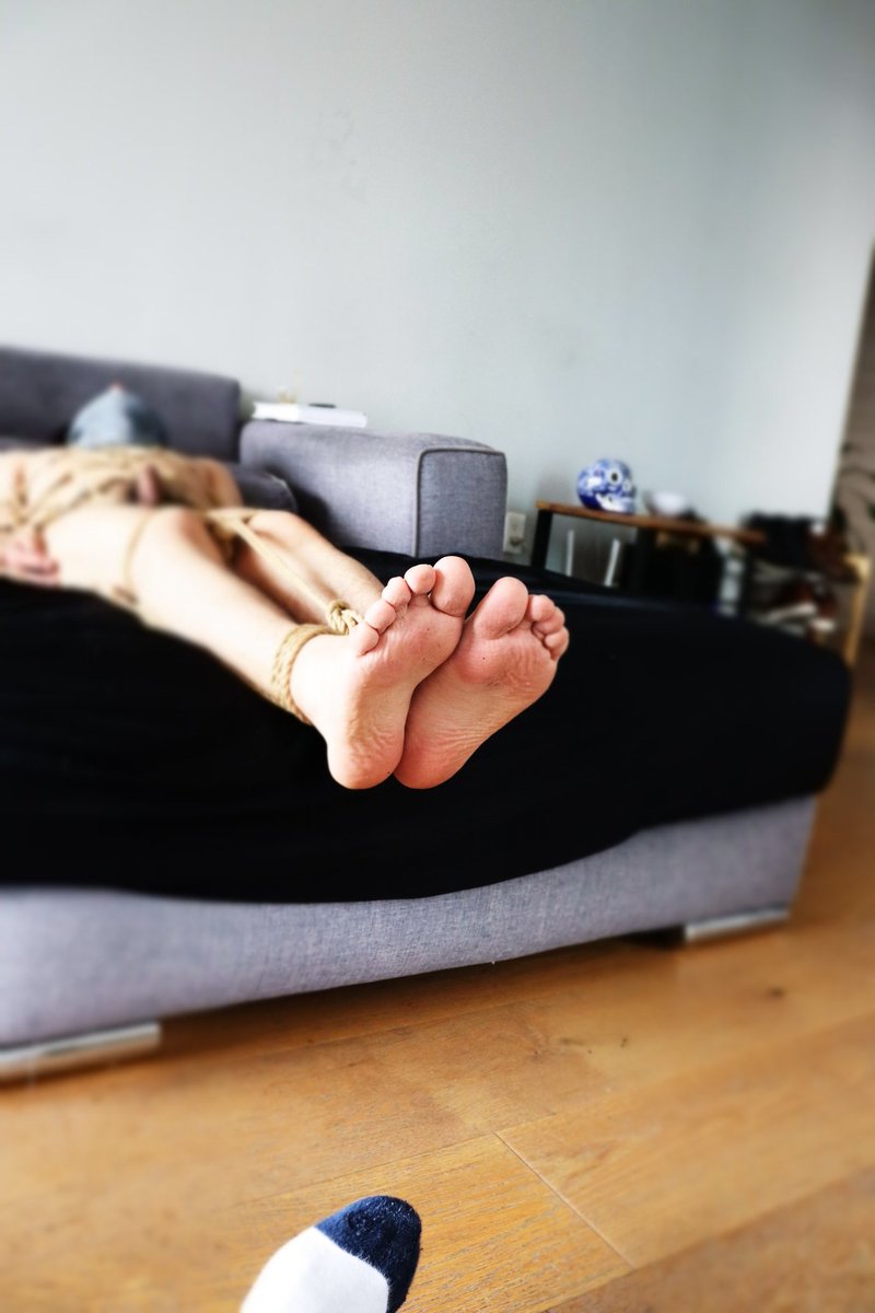 fesselknoten's tweet photo. Qué tan degradante sería que lamieras las plantas de los pies del sumiso atado...? Lo harías si te lo ordenará...? Disfrutarías el aroma a sudor de sus pies...?
Algo es seguro, tú serías algo menos que humano, serías un esclavo omega...

Esto y más en mi grupo privado: https://t.co/c6N39hoYzW