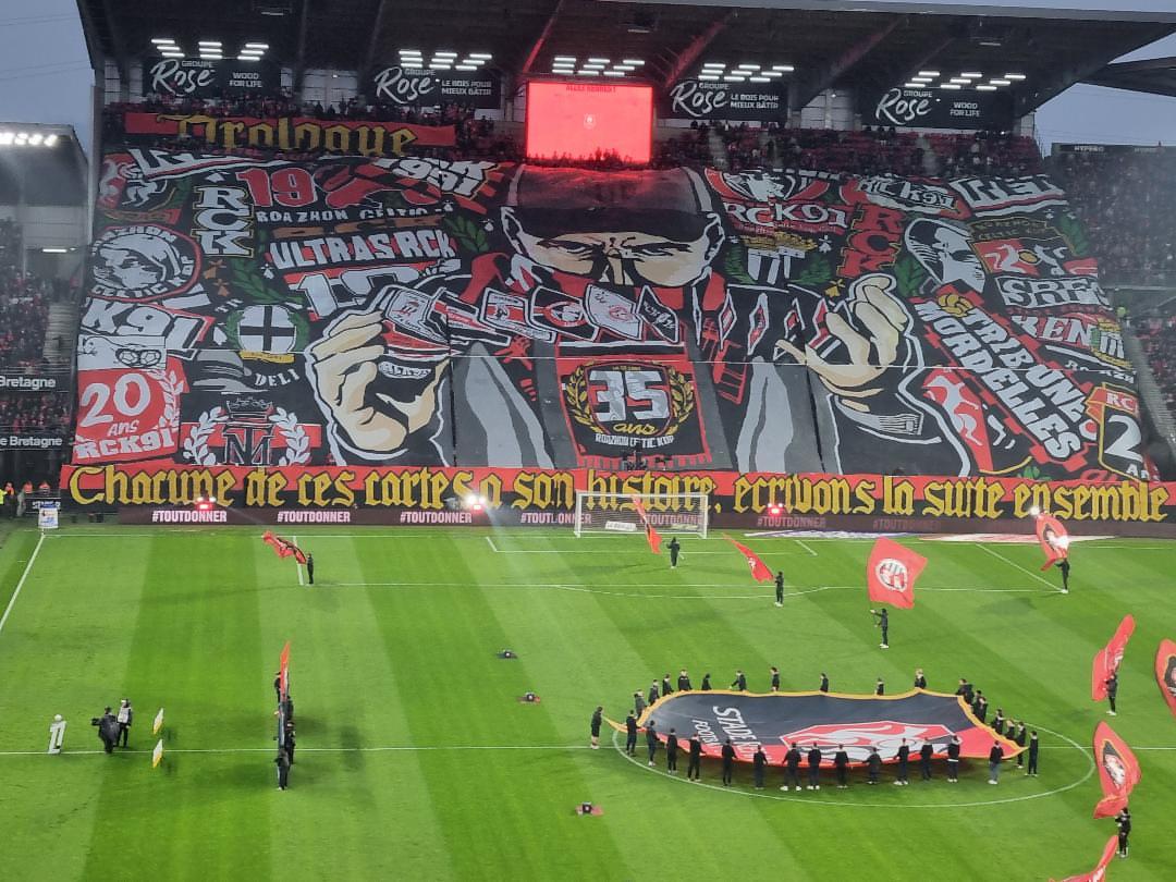 Ewen__'s tweet photo. Une fin de saison grandiose, Tribune, terrain !! 
Bravo (encore) les jeunes.
 2 tifos au traçage détaillés, en un temps record !
ROAZHON COUPE D'EUROPE https://t.co/SLnKbaMp9J