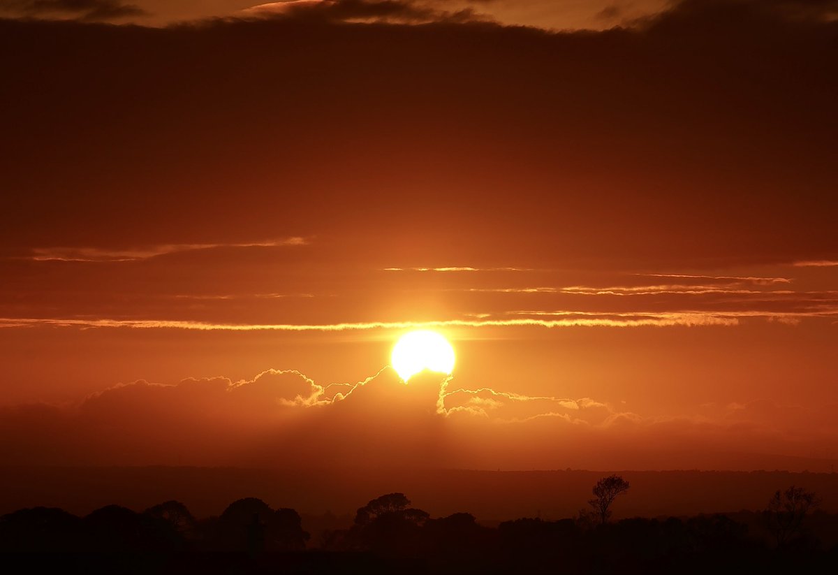 EdelMairs's tweet photo. Sunset ❤️🌅 
Templepatrick, Co. Antrim

 @WeatherCee @barrabest @geoff_maskell 
@bbcniweather @Ali_Totten 
@WeatherAisling @Louise_utv 
@LoveBallymena @ThePhotoHour @BBCWthrWatchers @bbcweather @alexberesfordTV @angie_weather @StormHour https://t.co/wGgMjA83Tm