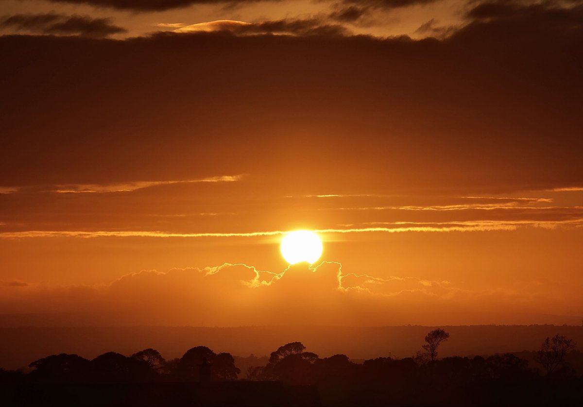 EdelMairs's tweet photo. Sunset ❤️🌅 
Templepatrick, Co. Antrim

 @WeatherCee @barrabest @geoff_maskell 
@bbcniweather @Ali_Totten 
@WeatherAisling @Louise_utv 
@LoveBallymena @ThePhotoHour @BBCWthrWatchers @bbcweather @alexberesfordTV @angie_weather @StormHour https://t.co/wGgMjA83Tm
