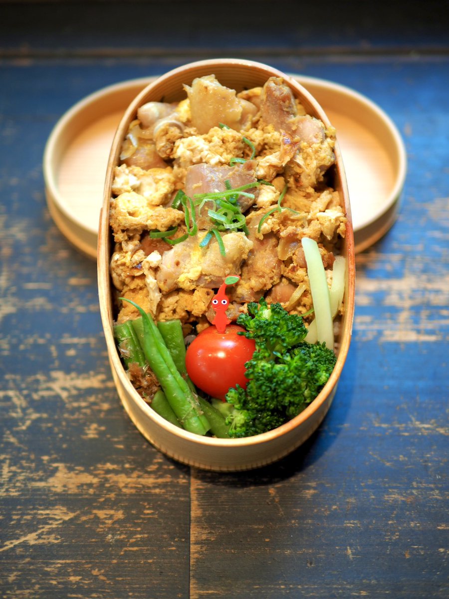 おはようございます。
親子丼弁当です。上條先生とのトークイベントの時に買った軽井沢ブレンド出汁を使いたくて。
お弁当なので、卵はしっかり火を入れなきゃいけないからトロトロには出来ないけど。味はしみしみだぜ✧

虹が、虹が、空にかかって
君の、君の、気分も晴れて…

いってらっしゃい。