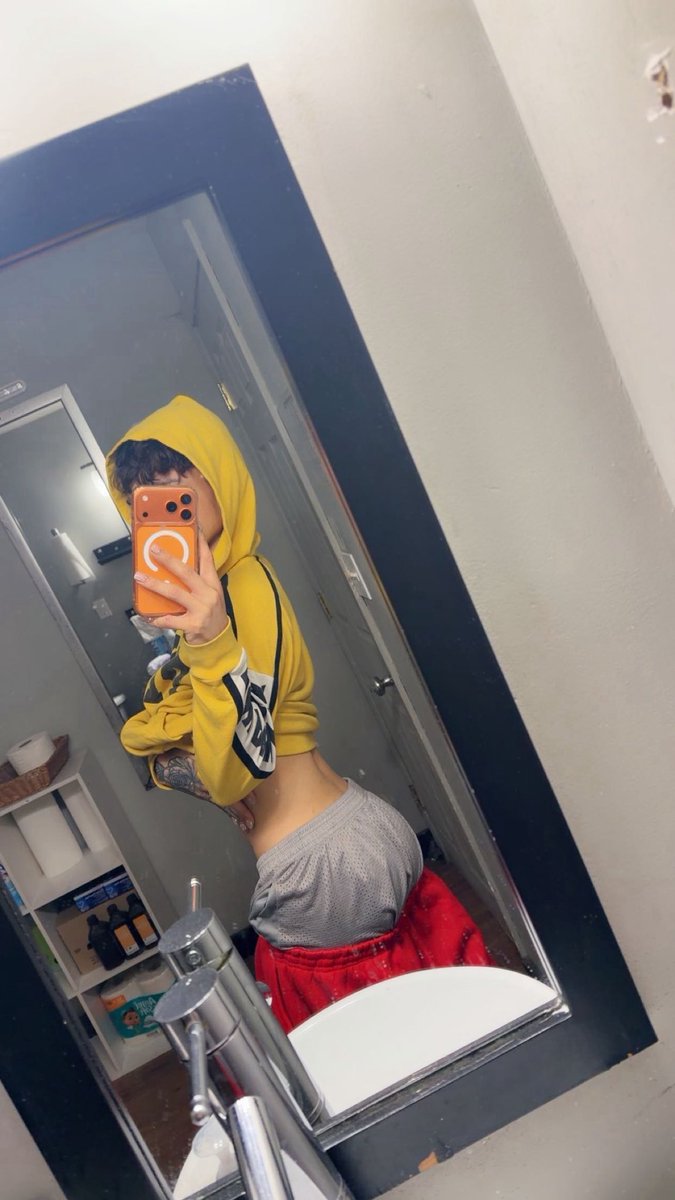 2k_doll's tweet photo. Need a muscular man in my life rn 💪😫 https://t.co/fc5KjyMwN0