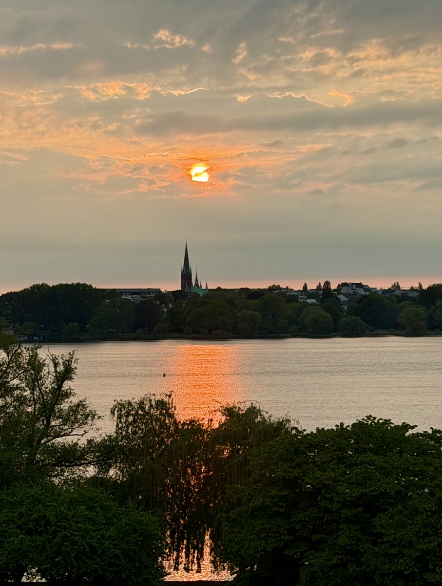 Theaterleben's tweet photo. Hamburg-Aussenalster 10.05.2026 ©Angélique Duvier https://t.co/gSYYID1MRG