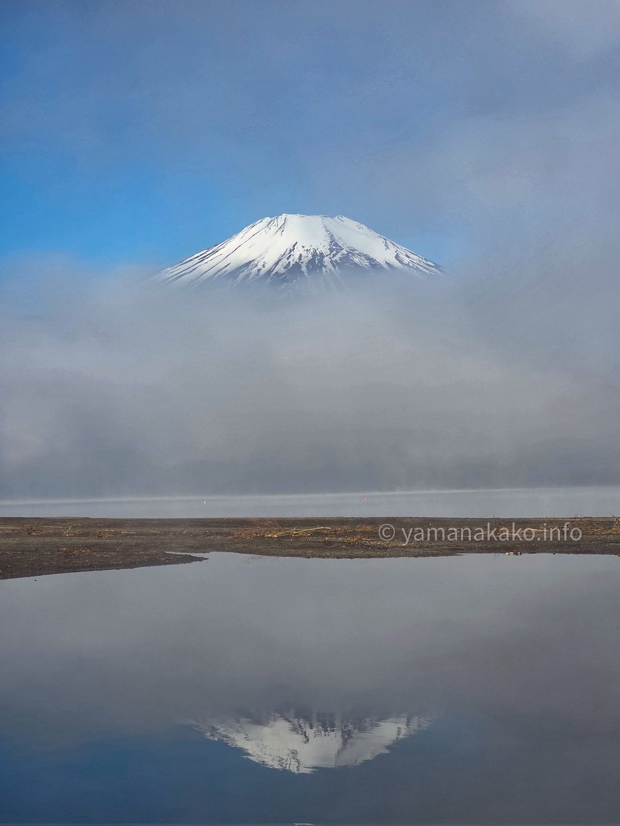 おはよう富士山 霧の隙間から山頂だけ見えました。 白虹の出現を期待