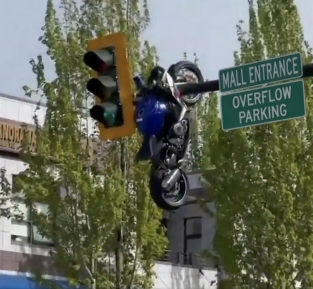CerfiaFR's tweet photo. 🇨🇦🏍️ INSOLITE | Une moto s’est retrouvée suspendue à un feu de signalisation après un violent accident à Delta Canada. Selon la police, la moto aurait été projetée dans les airs après une collision avec une BMW à une intersection. Le motard a été grièvement blessé mais ses jours ne sont pas en danger.