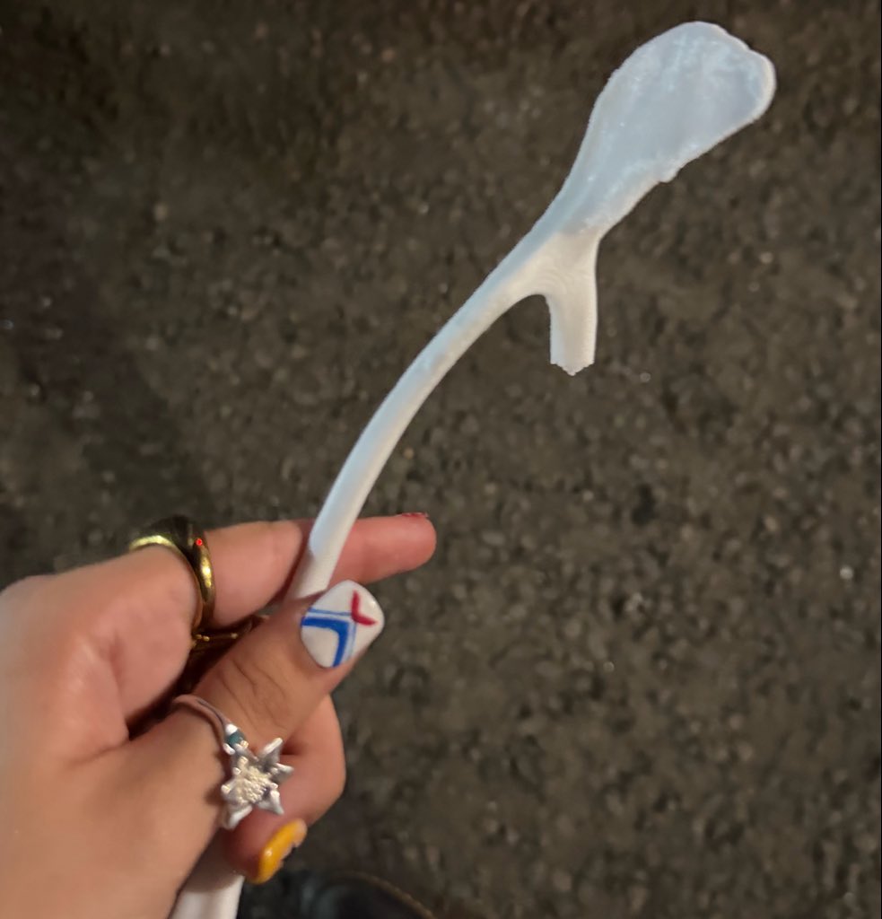 gigi broke the wishbone✪ ݊✚ ֺ۪ tweet media