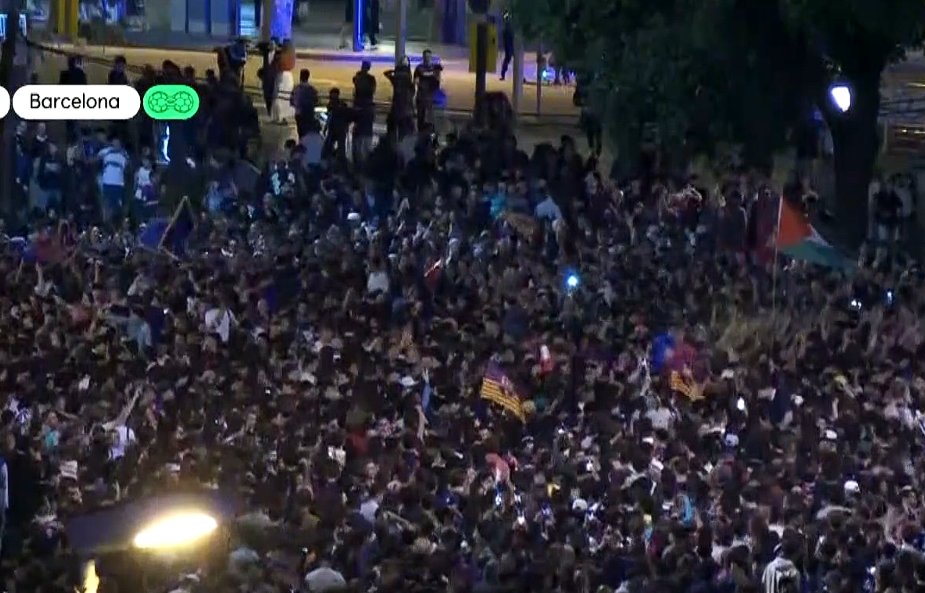 aaronfesa's tweet photo. En quin moment, surts a celebrar la Lliga del Barça i penses: avui toca bandera de Palestina?...

S'ha de ser tonto. https://t.co/MMhHA6Szeq