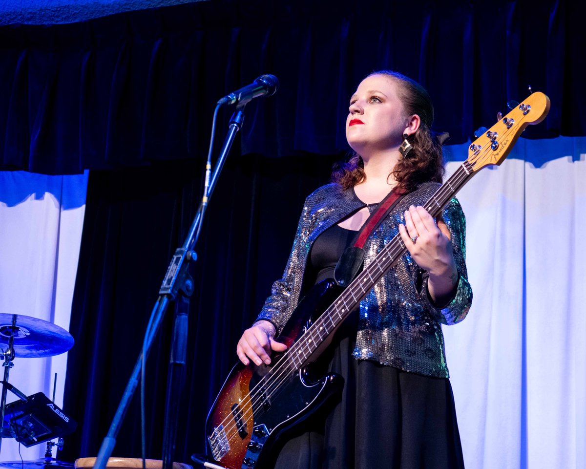 TerryWood19's tweet photo. We had a fabulous show to end the current season at @bowvalleymusic club. Opening was Calgary's own @shayezadravec Trio with Shaye, sister Sydney, and Tim Leacock. A terrific group and their set was wonderful. Highly recommended - check them out at the Bluescan and other venues. https://t.co/27mGchZlnL