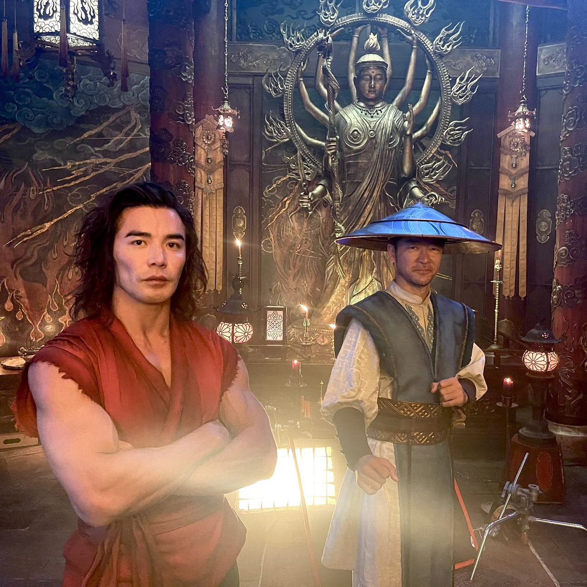 Foto detrás de cámara de Mortal Kombat II con Liu Kang (Ludi Lin) y Raiden (Tadanobu Asano).🎬

📸 <a href="/asano_tadanobu/">浅野忠信 ASANO TADANOBU</a>