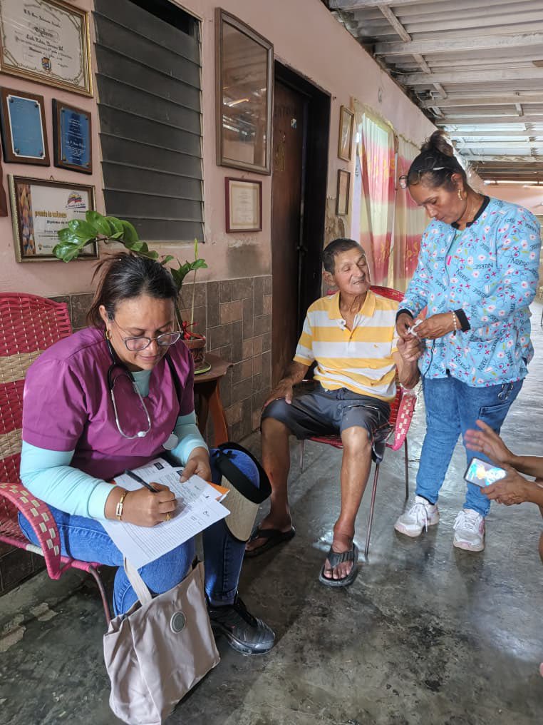 conviteac's tweet photo. Culminamos hoy nuestra jornada de salud en la zona de Manicuare, hemos querido privilegiar la atención de personas mayores que no pueden desplazarse,  y por ello nuestra atención ha sido casa por casa. Estás acciones forman parte de un soporte que busca mitigar el impacto de la crisis hídrica en la península de Araya. Toda esta respuesta es financiada por @StartNetwork y ha sido articulada e informada con autoridades locales y regionales.
