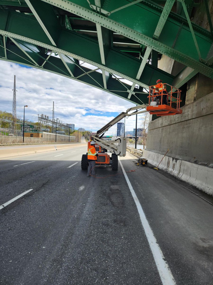 cityoftoronto's tweet photo. DVP update: Today was another productive day.
 
Crews were able to complete:
➡️ Repairing guardrails, drainage structures and potholes 
➡️ Clearing 160 catch basins 
➡️ Removing debris and an additional 735 m² of graffiti 
➡️ Repairing/Replacing 30 overhead signs 
➡️ Clearing debris and winter road salt from 215 m of bridge expansion joints
 
We are moving into wrap-up activities, with the highway on track to reopen ahead of the Monday morning rush hour.

Thank you to our crew for ensuring this important work is completed.
 
Thank you, Toronto.