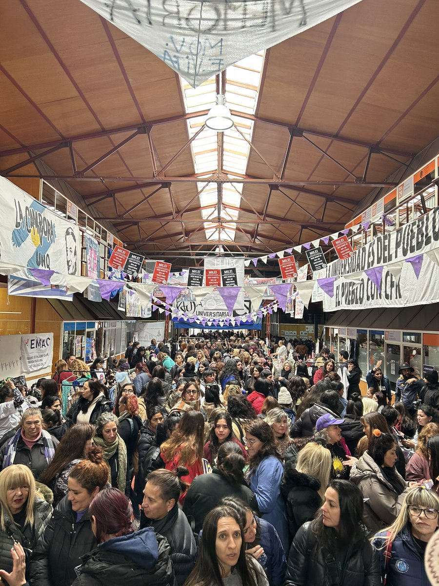 LafitteJazmin's tweet photo. Una vez más las mujeres peronistas nos encontramos para organizarnos. Sin especular. Poniendo lo que hay que poner: cabeza, corazón, pero por sobre todo.. coraje. No hay proyecto peronista posible sin @CFKArgentina https://t.co/sEg2CTcY01