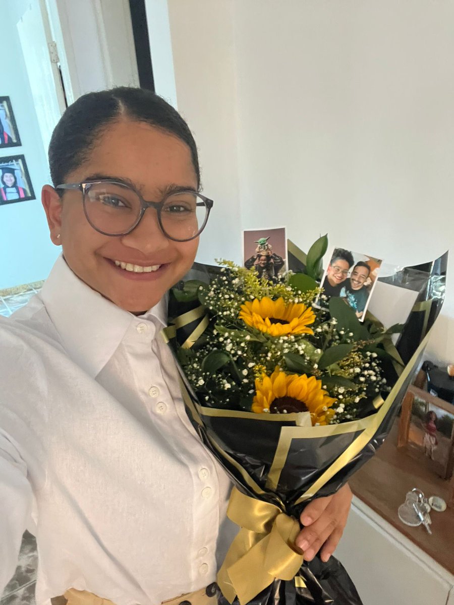 tiamilenabbb's tweet photo. Cheguei em casa com flores💓 obrigada não canso de dizer o quanto amo vocês 💝 @QG_Milena @HeyRubens https://t.co/xoYAhWSnYE