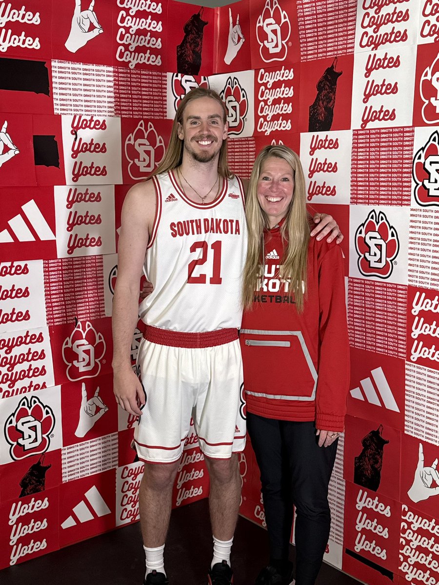 SDCoyotesMBB's tweet photo. To all the amazing Coyote moms, today’s all yours. Happy Mother’s Day! 💐

#GoYotes https://t.co/HlHYkqjd0o