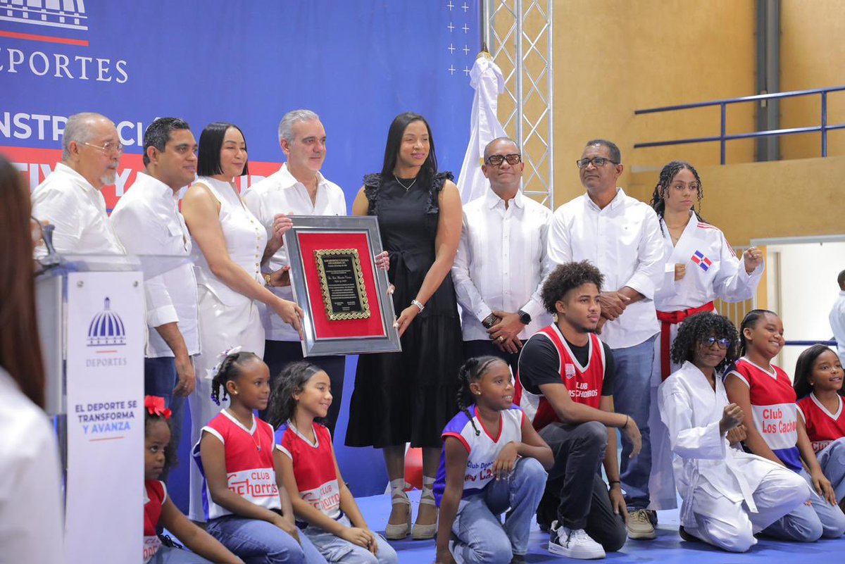 Pachecoalfredoo's tweet photo. Agradecemos al presidente @luisabinader y al ministro @kelvincruzrd por devolverle la vida una vez más a este importante club que concentró y formó a grandes deportistas de nuestro sector.

#CristoRey #AlfredoPacheco https://t.co/ZXuDy8L0GB